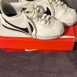 Nike White and Black Sneakers